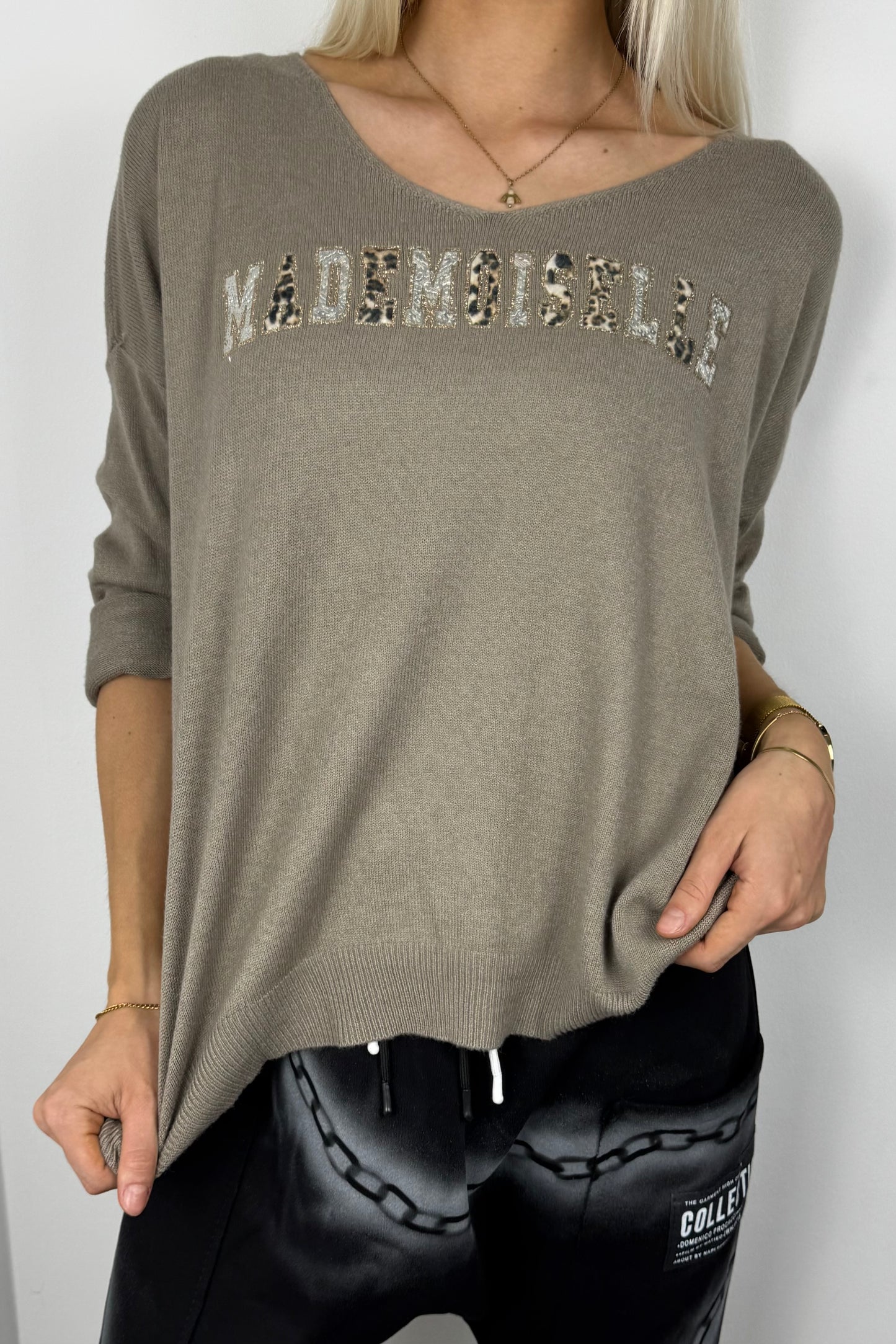 Strickshirt mit Schriftzug „Mademoiselle“-Mud