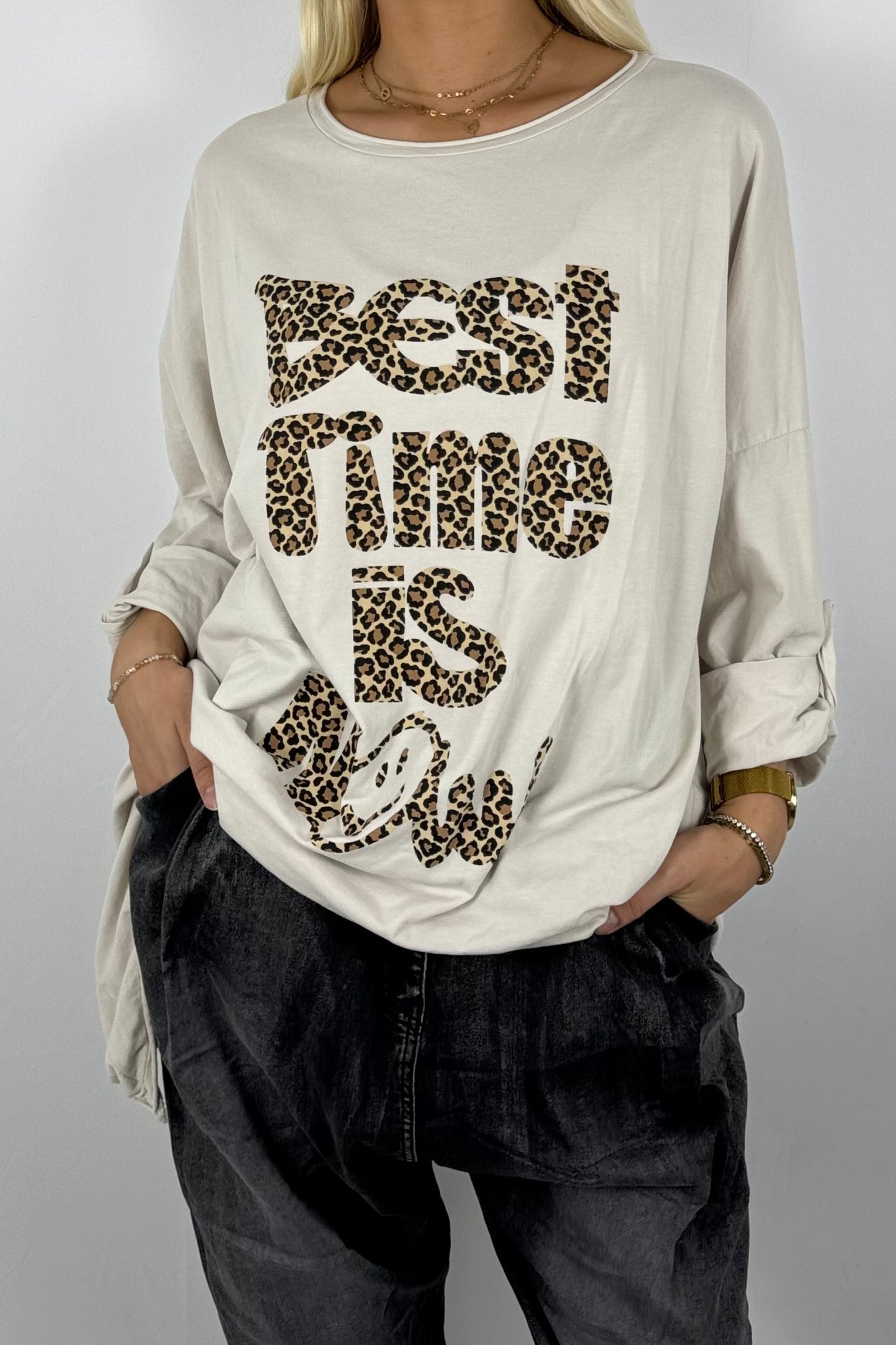 Damen Longshirt „Best Time Is Now“ – Leo-Print-Beige