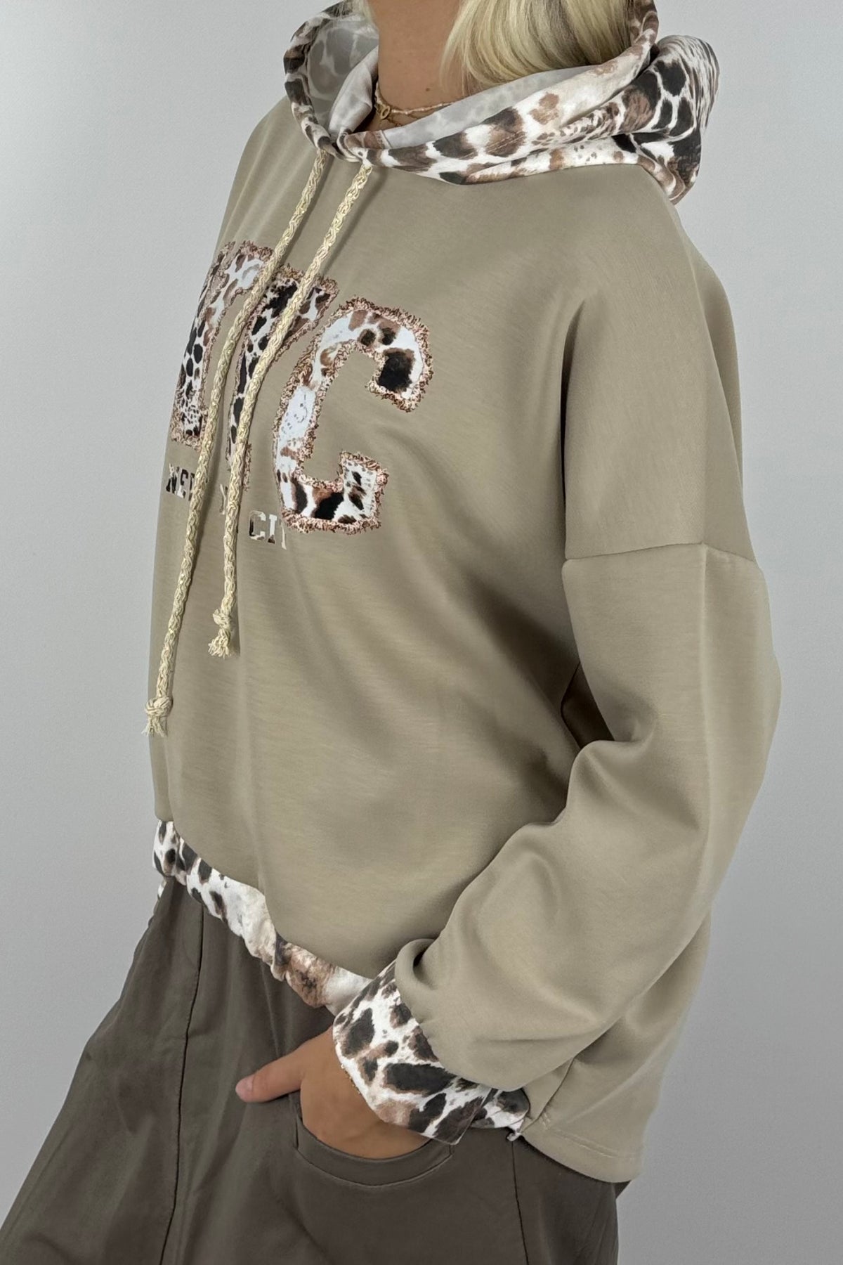 Oversize Pullover mit Kapuze & NYC Leo-Print – Mud