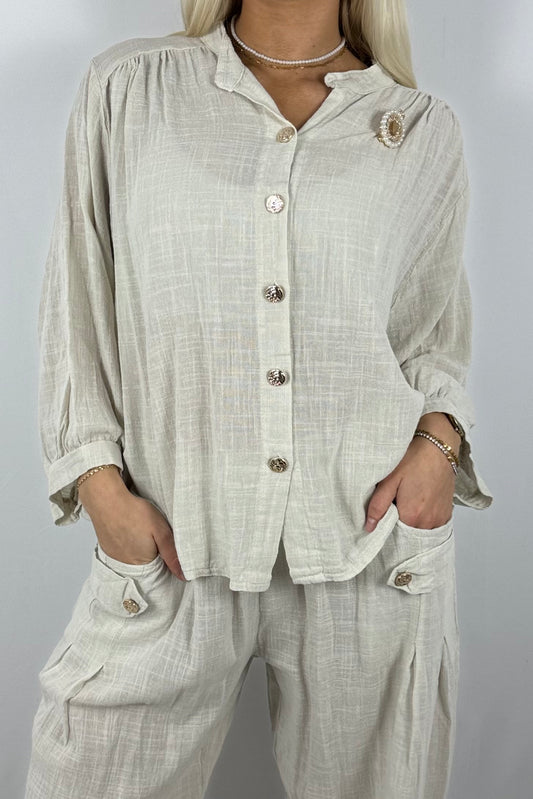 Baumwollbluse mit Schmuckbrosche und Knopfleiste-Beige