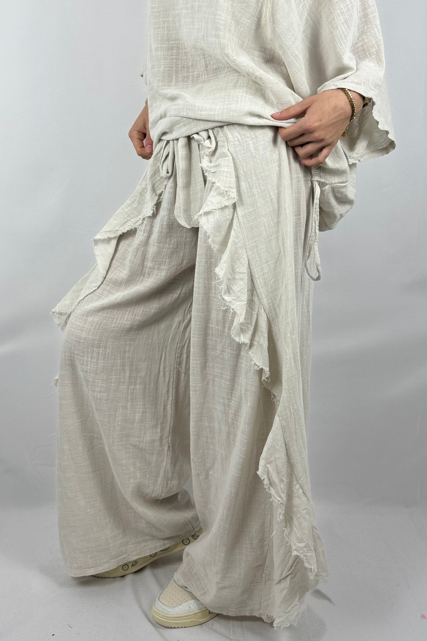 Baumwoll Hose mit Bindegürtel & Volants – Boho Style-Beige