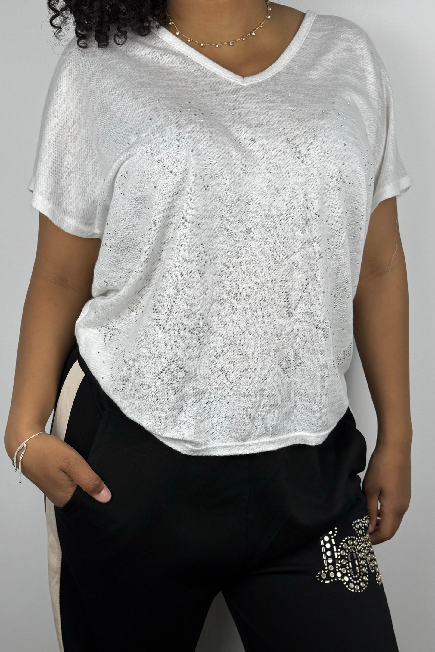 V-Neck Shirt mit Glitzerprint – feminin & leicht glänzend