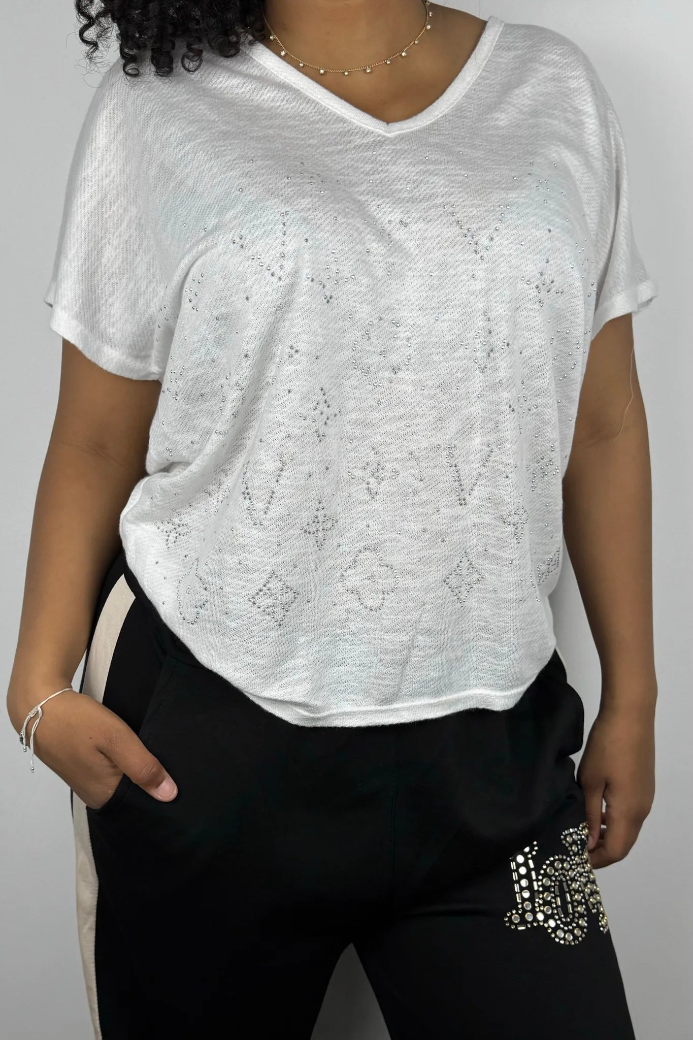 V-Neck Shirt mit Glitzerprint – feminin & leicht glänzend