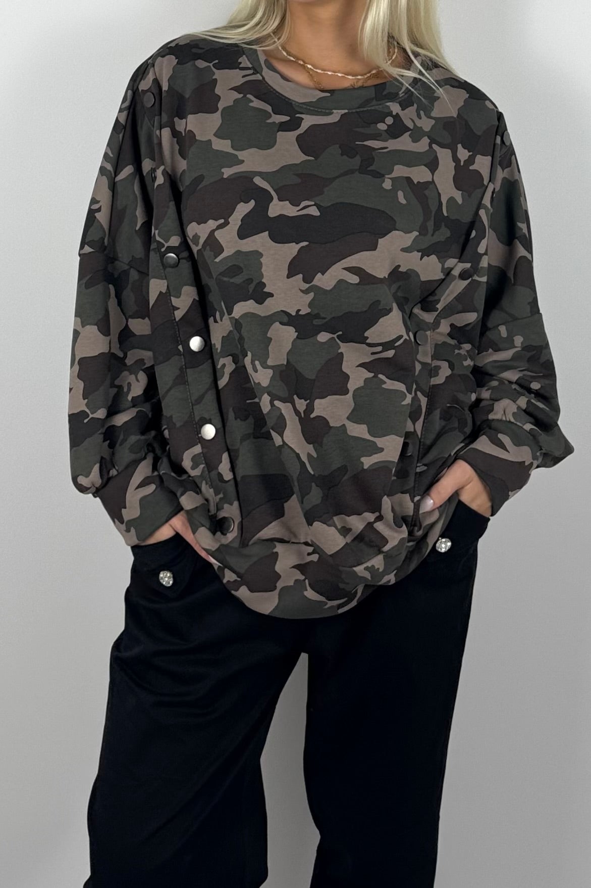 Oversize Damen Sweatshirt mit Camouflage-Muster & Knopfdetails – Mud