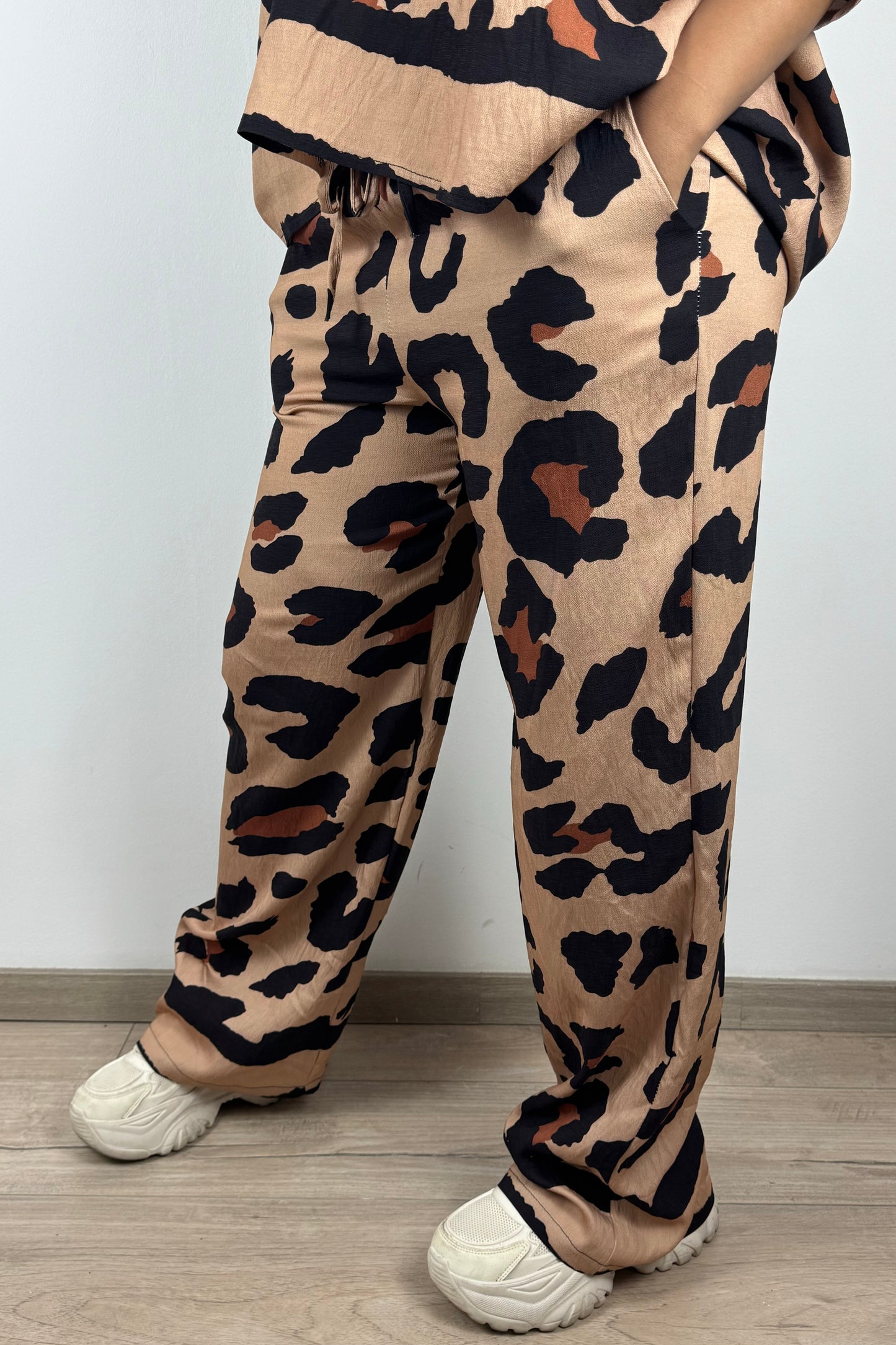 Hose mit Leopardenmuster – weiter Bein-Schnitt, bequem