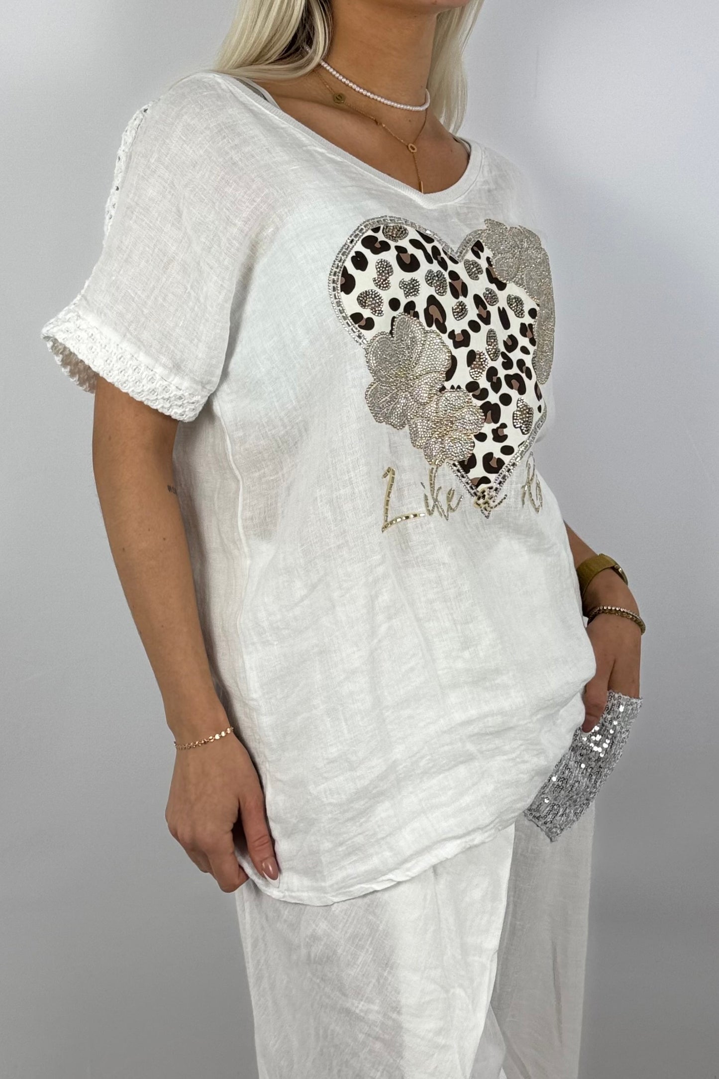 Leinen-Shirt mit Herzmotiv und Strass-Weiß