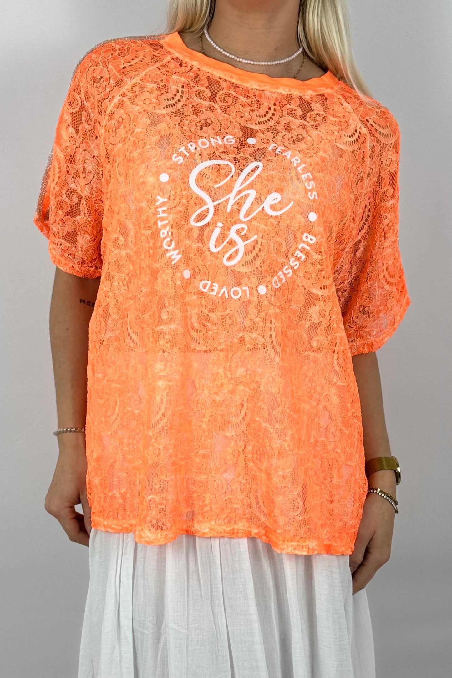Spitzen-Shirt „She is…“ – Oversize Statement Shirt-Neon Orange