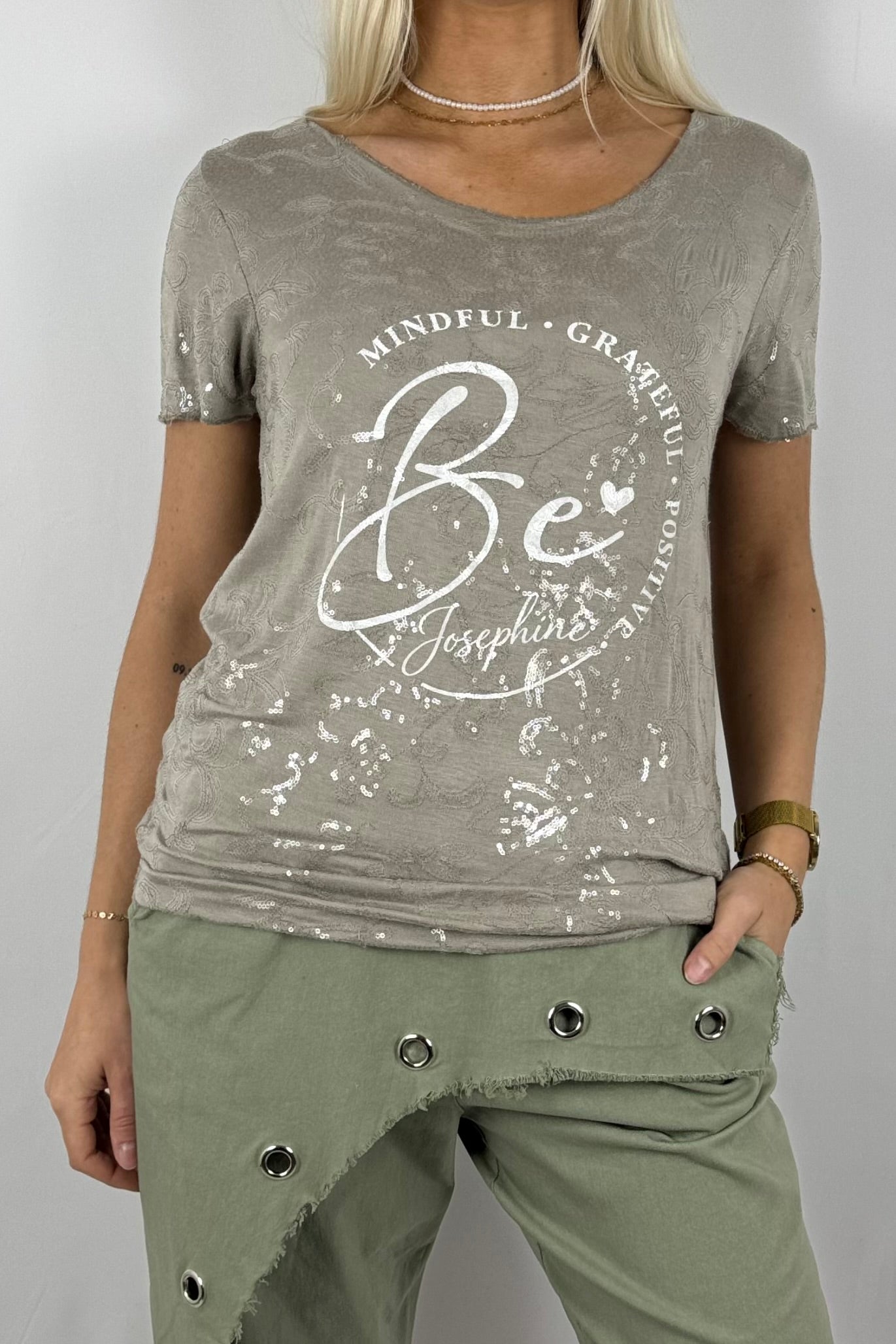 Pailletten-Shirt mit floraler Stickerei und Frontprint-Mud