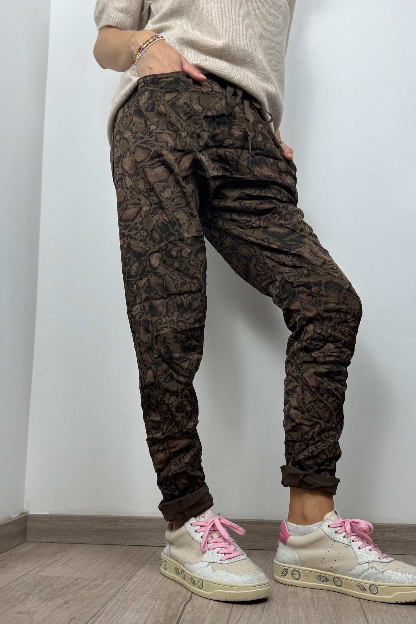 Damen Hose im Animal-Print mit elastischem Bund -Choco