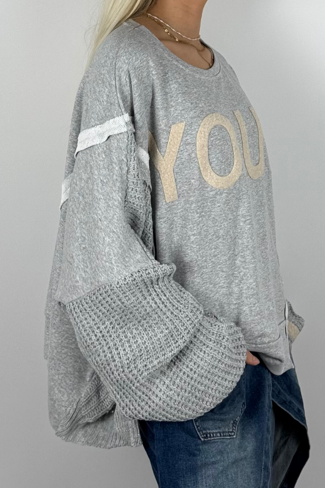 Damen Oversize Sweatshirt mit Strickärmeln & Statement – Hellgrau