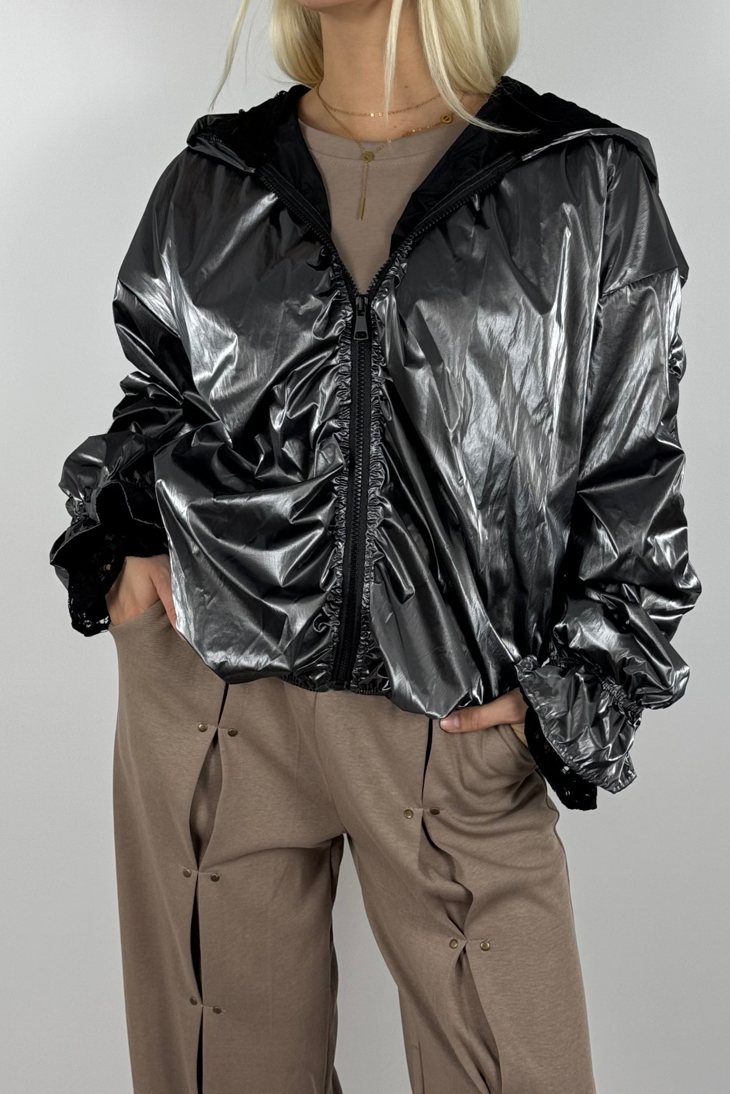 Damen Glanz-Jacke mit Kapuze – Metallic Look - Grau