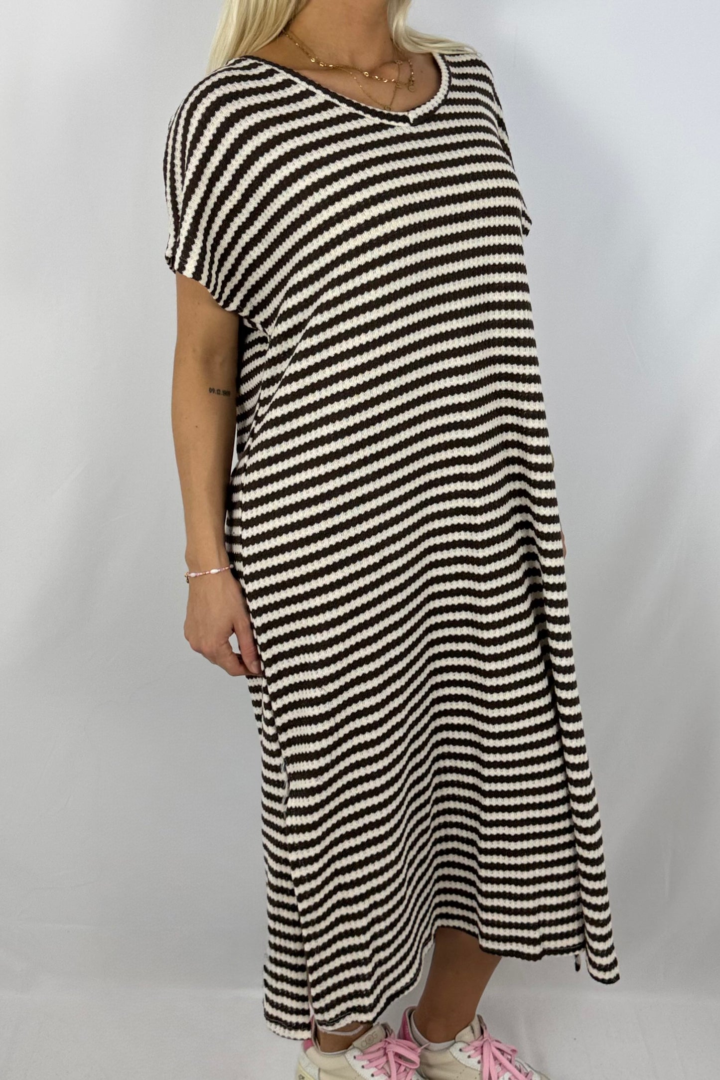 Gestreiftes Strickkleid mit V-Ausschnitt-Schoko