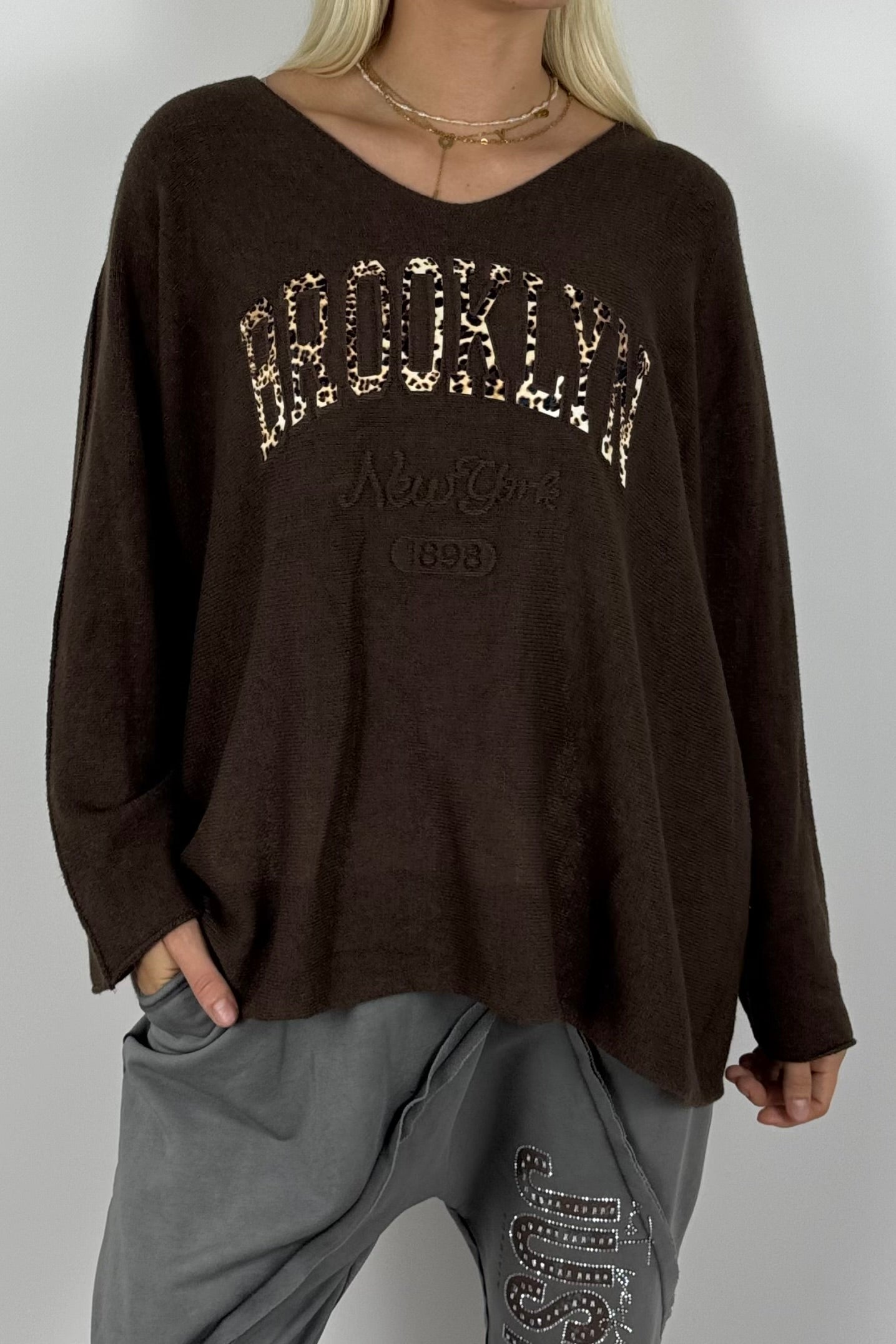 Oversize Shirt „BROOKLYN“ mit V-Ausschnitt – Schoko