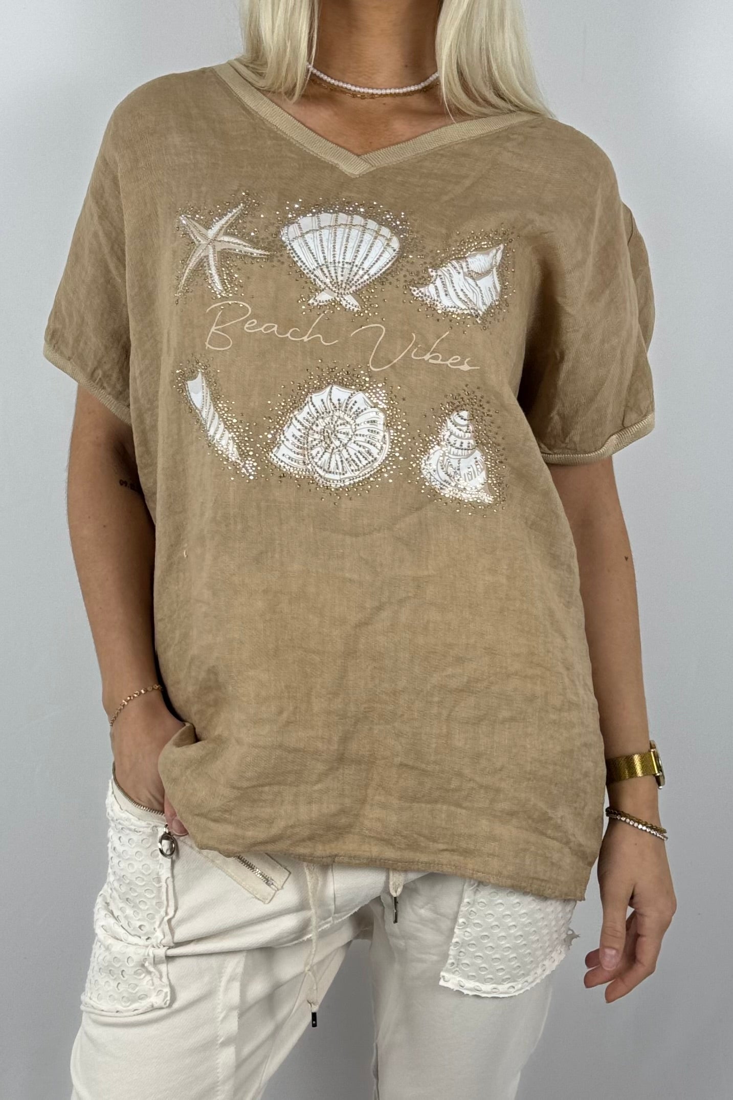 Leinen-Shirt „Beach Vibes“ mit Muschel-Motiv und Häkelrücken-Kamel
