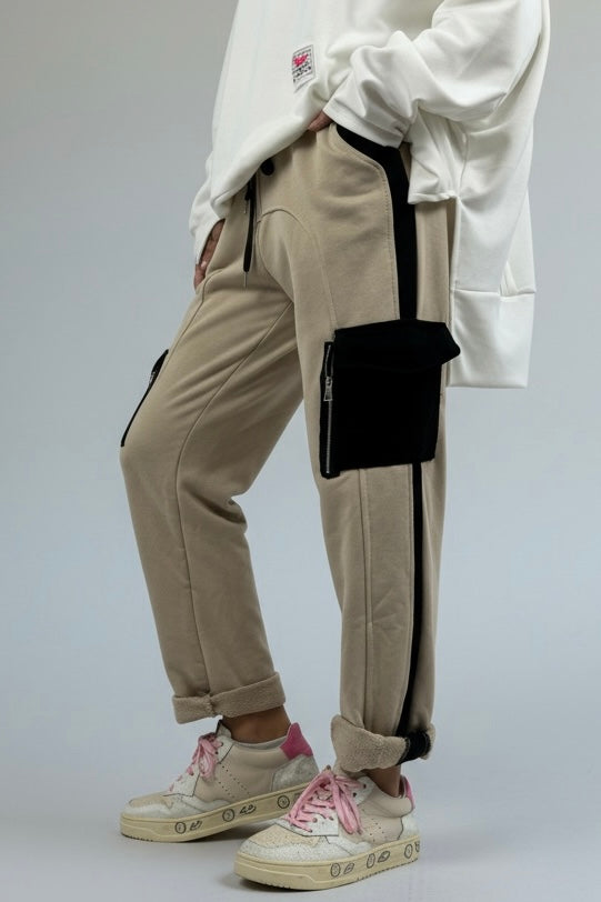 Hose mit Kontrastdetails & Reißverschlusstaschen-Beige