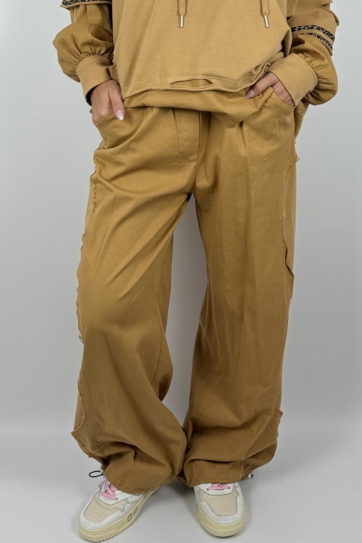 Baggy Hose mit Leo-Streifen-Kamel
