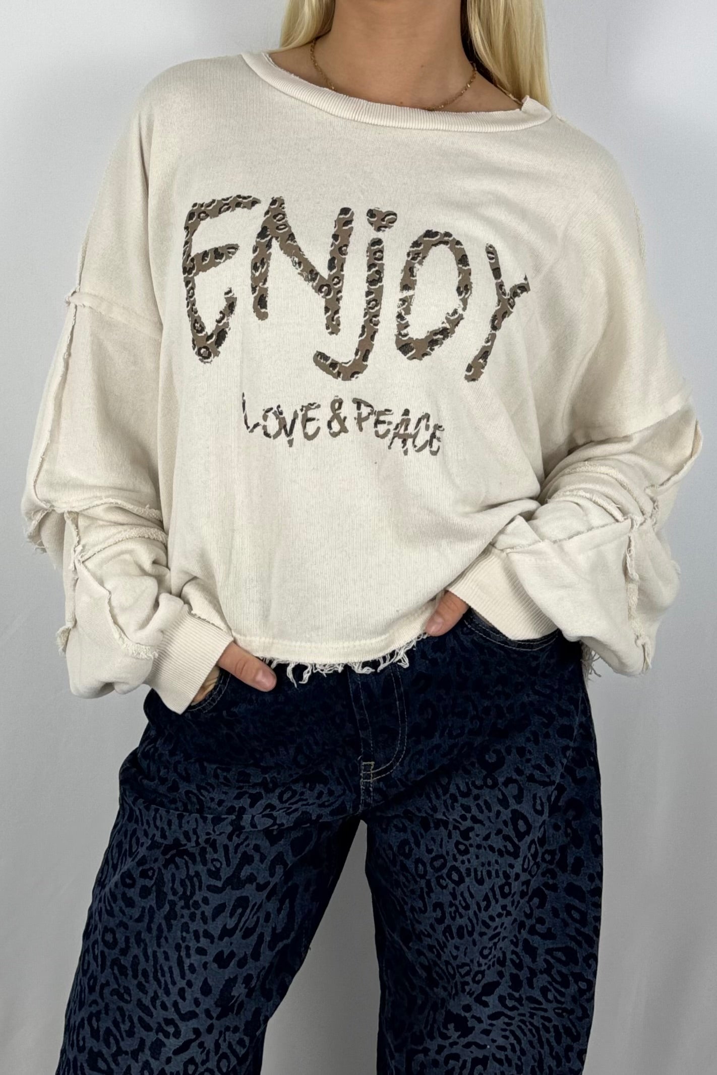 Damen Sweatshirt „ENJOY LOVE & PEACE“ – Leo Print-Beige