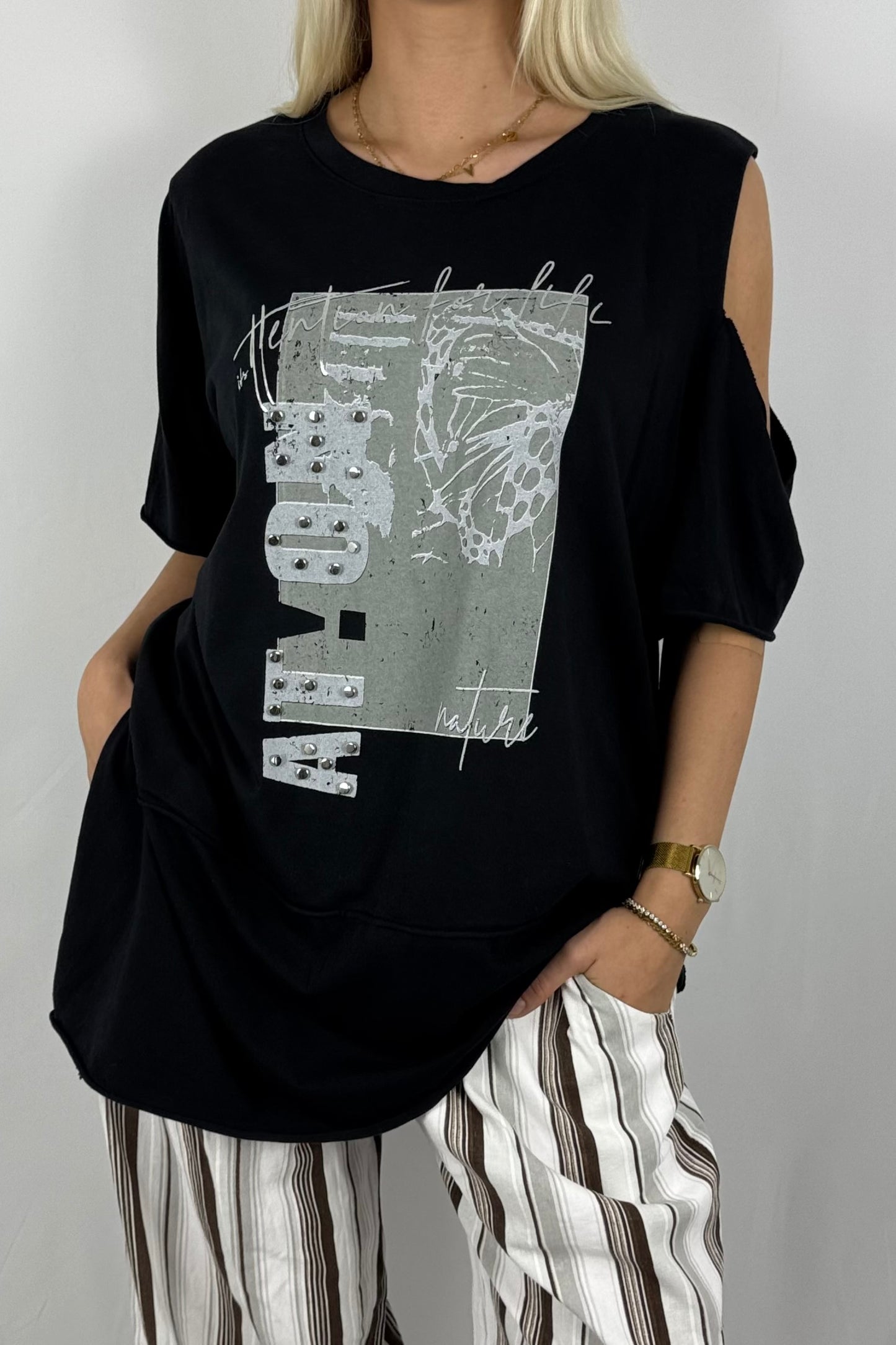 Asymmetrisches Shirt mit Print & Cut-Out-Details – modern und bequem-Schwarz