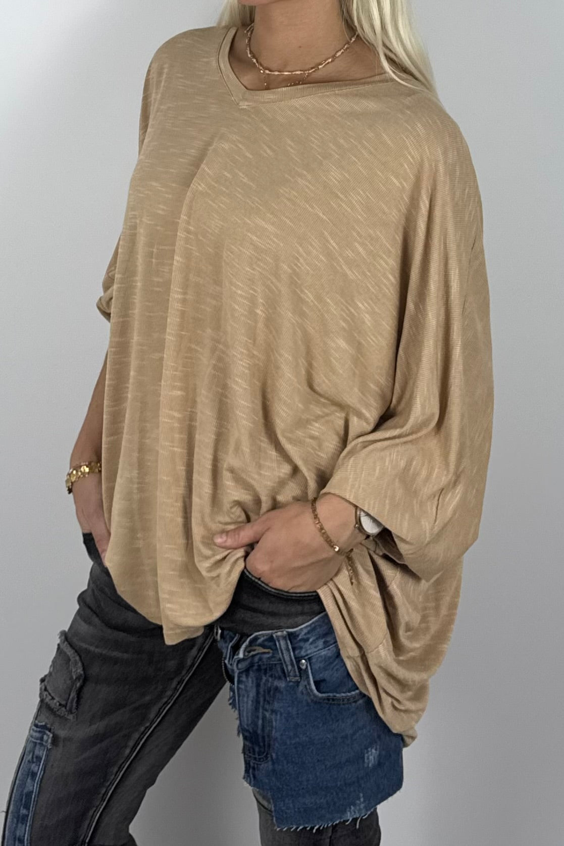 Damen Oversize Shirt mit V-Ausschnitt – Kamel
