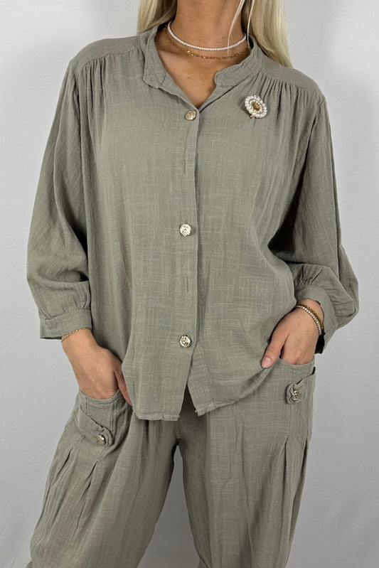 Baumwollbluse mit Schmuckbrosche und Knopfleiste-Mud