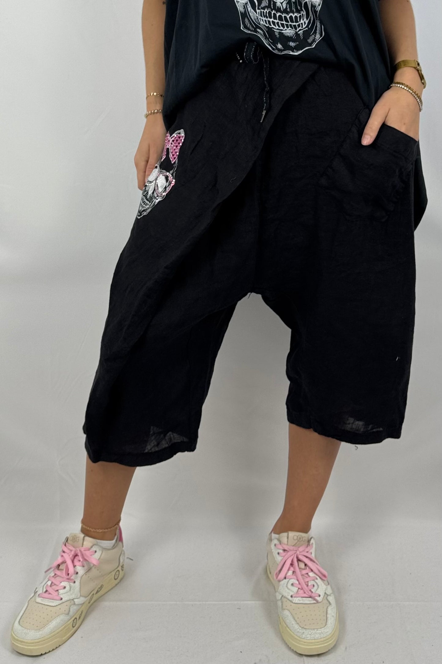 Leinen-Shorts mit Skull-Print & Neon-Details-Schwarz