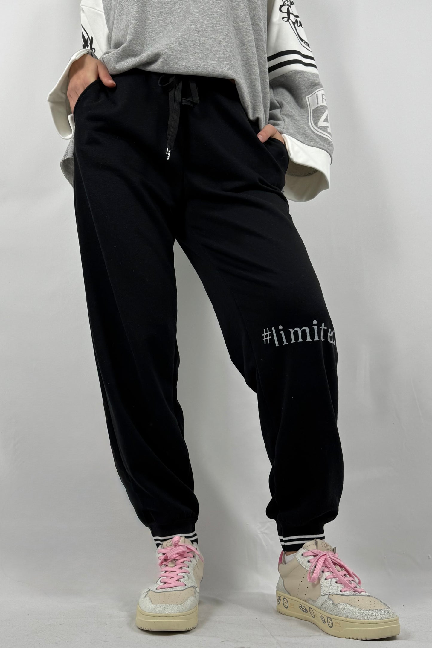 Damen Jogger Hose mit #limited Print-Schwarz