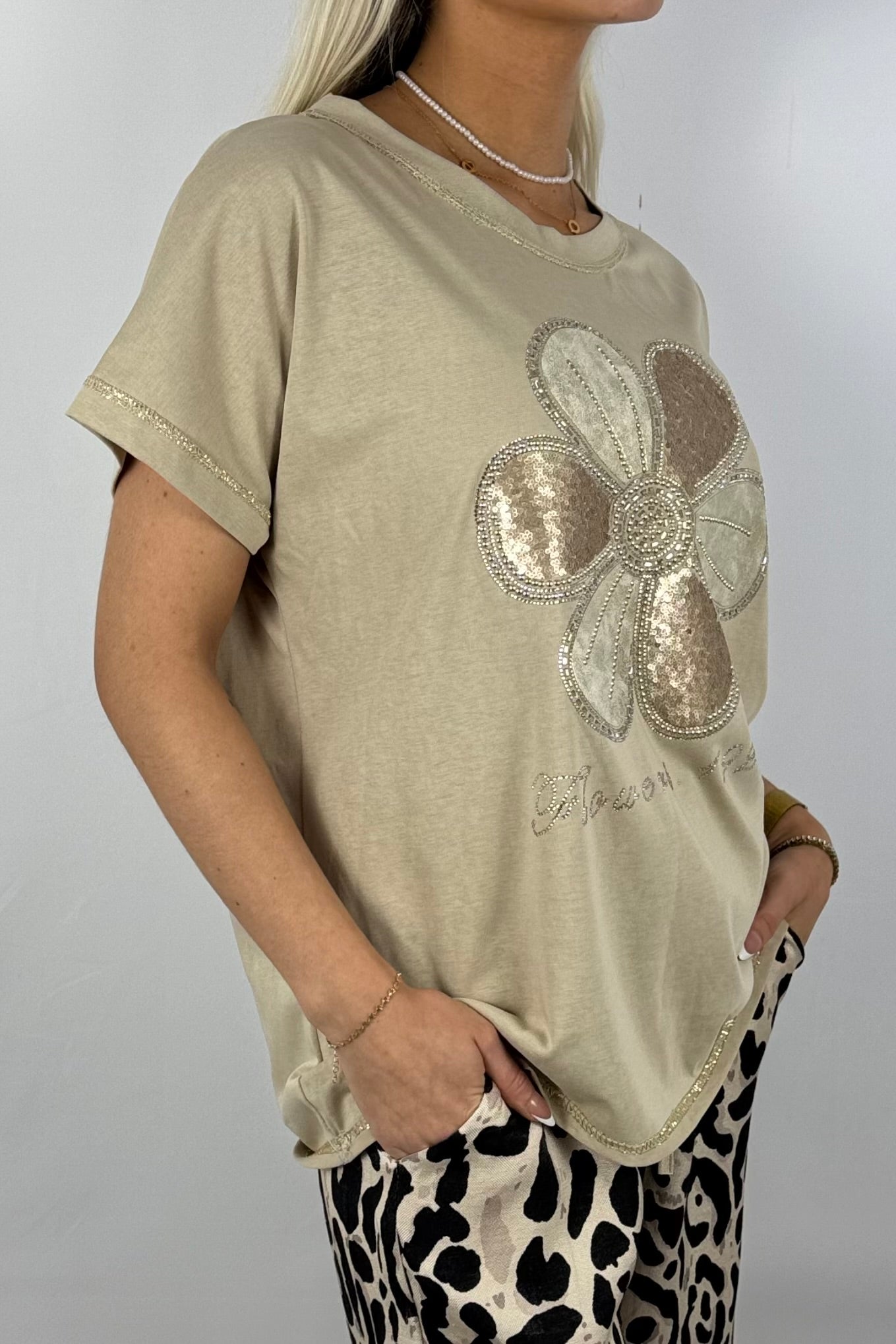 Shirt mit Blumen-Motiv und Strassdetails-Hell Kamel