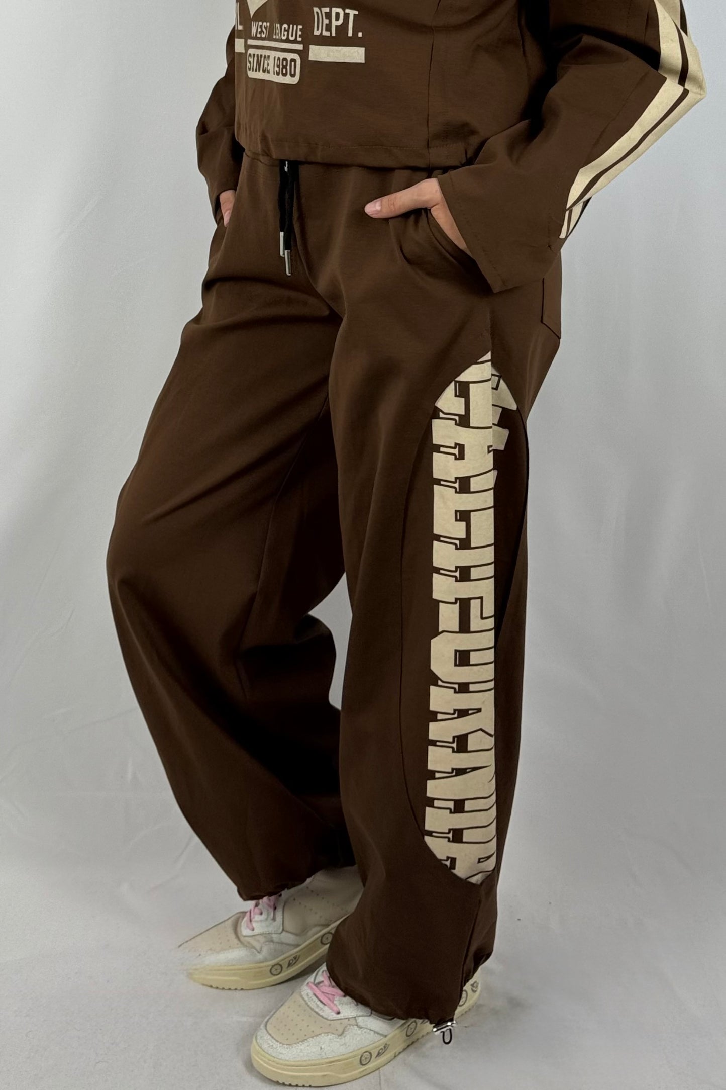 Damen Hose – Sportlicher Freizeit-Look mit Schriftzug-Schoko
