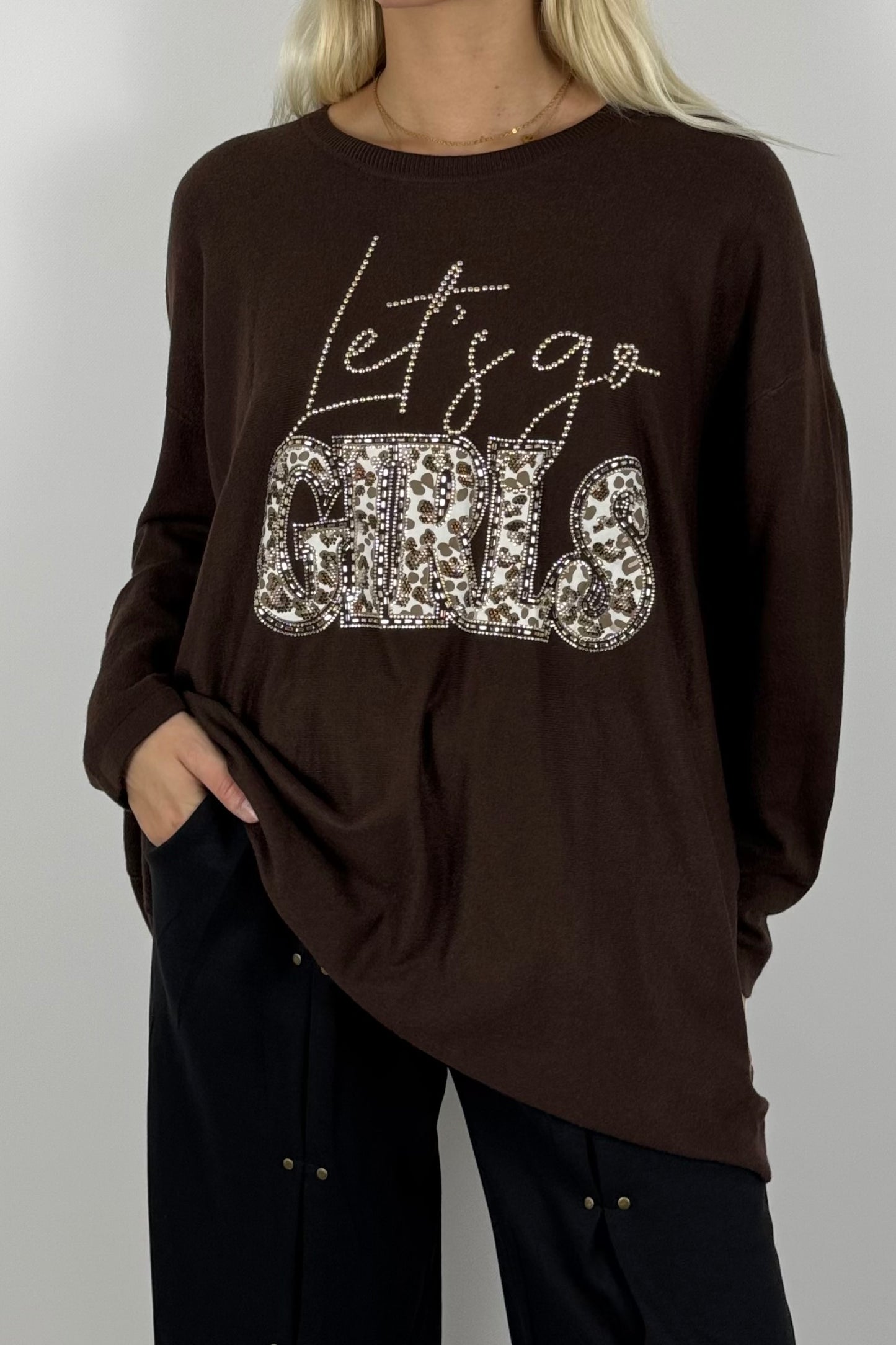 Damen Oversize Shirt „Let’s Go Girls“ mit Leo-Print & Glitzersteinen-Schoko