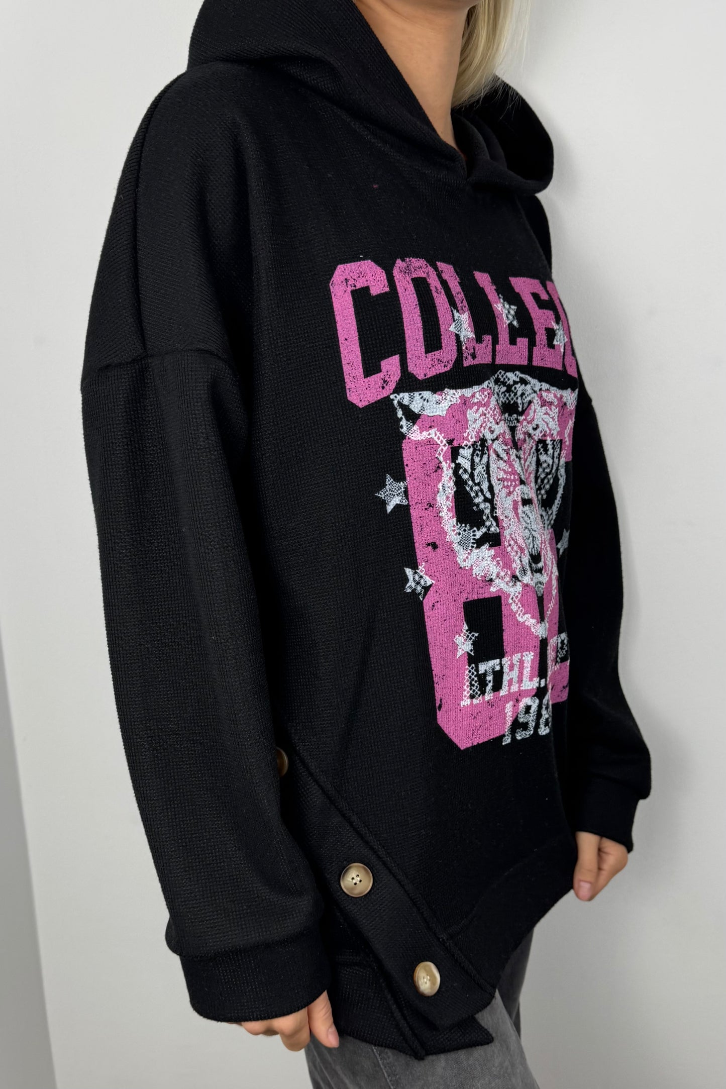 College Hoodie mit Tigerprint und Knopfdetails-Schwarz