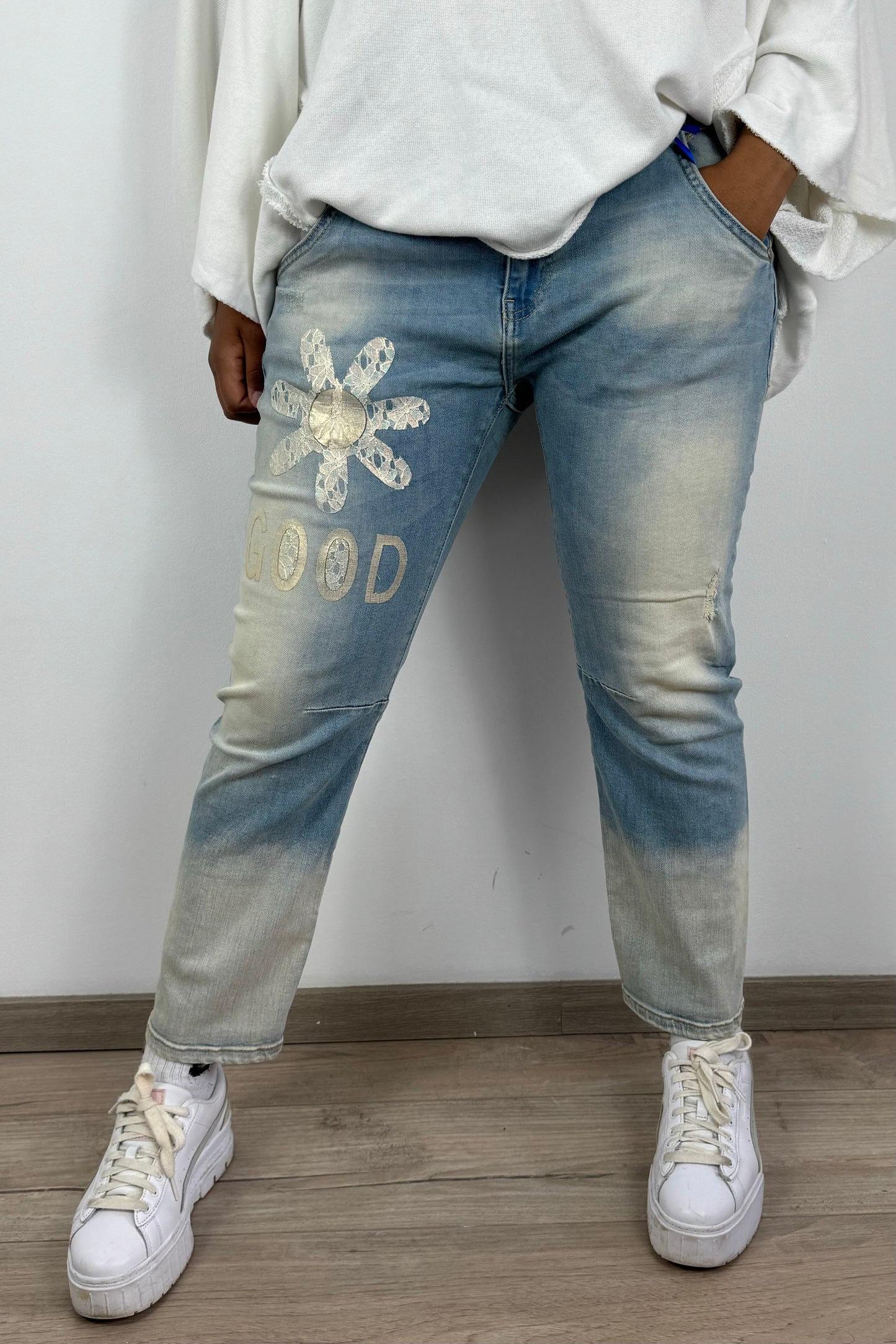 Damenjeans mit floralem Print – modisch & auffällig“