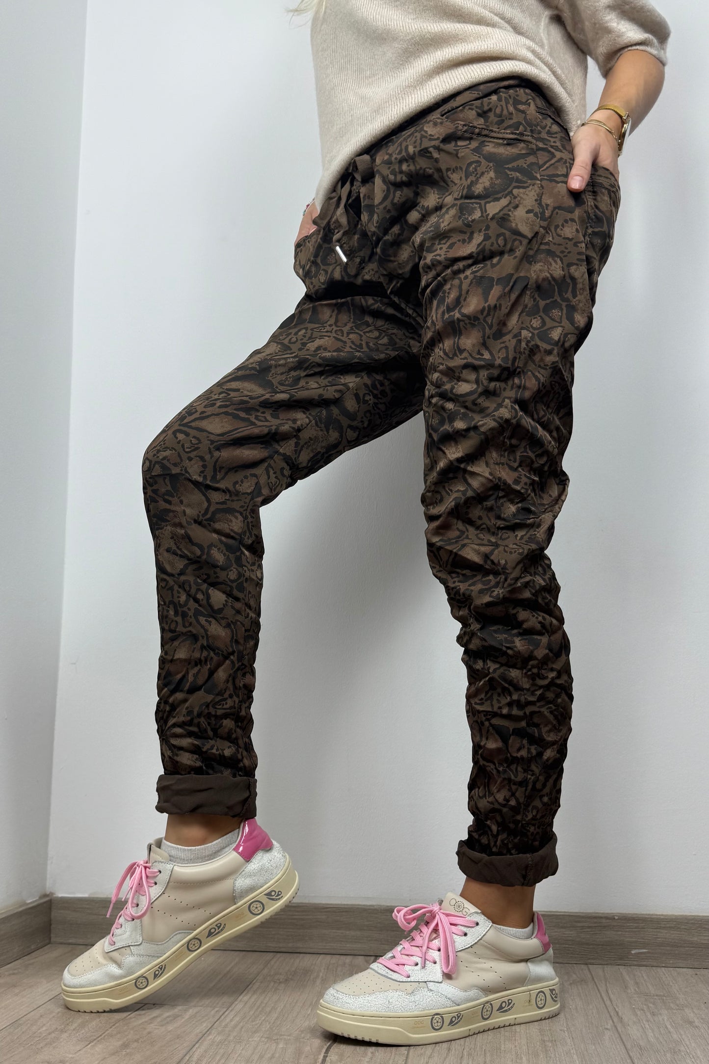 Damen Hose im Animal-Print mit elastischem Bund -Choco