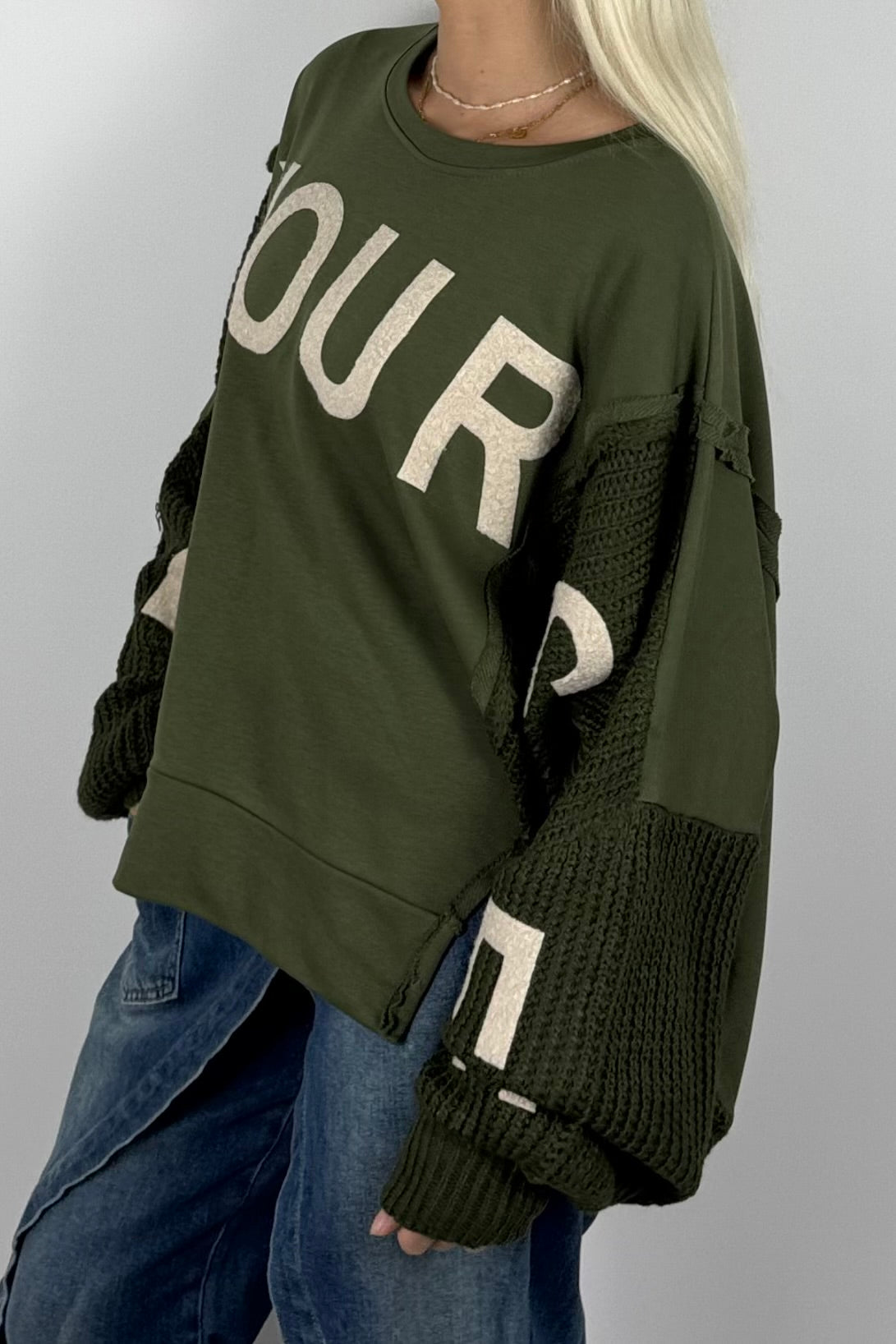 Damen Oversize Sweatshirt mit Strickärmeln & Statement – Khaki