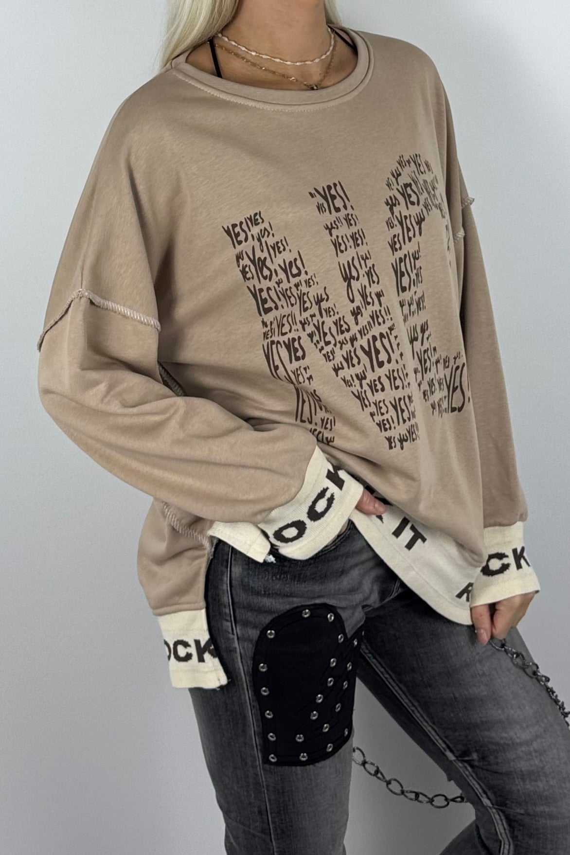 Damen-Sweatshirt mit „NO“-Print und „Rock It“-Bündchen-Beige