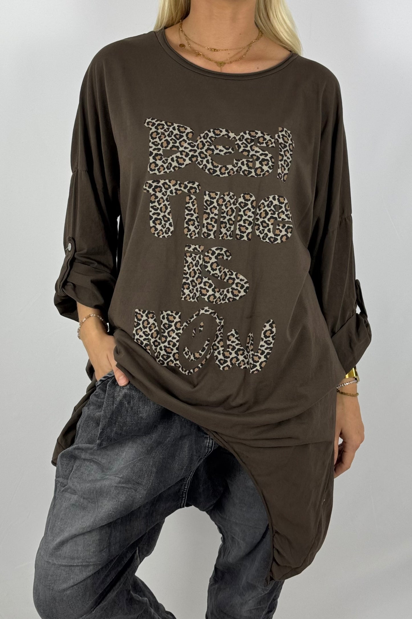 Damen Longshirt „Best Time Is Now“ – Leo-Print-Schoko