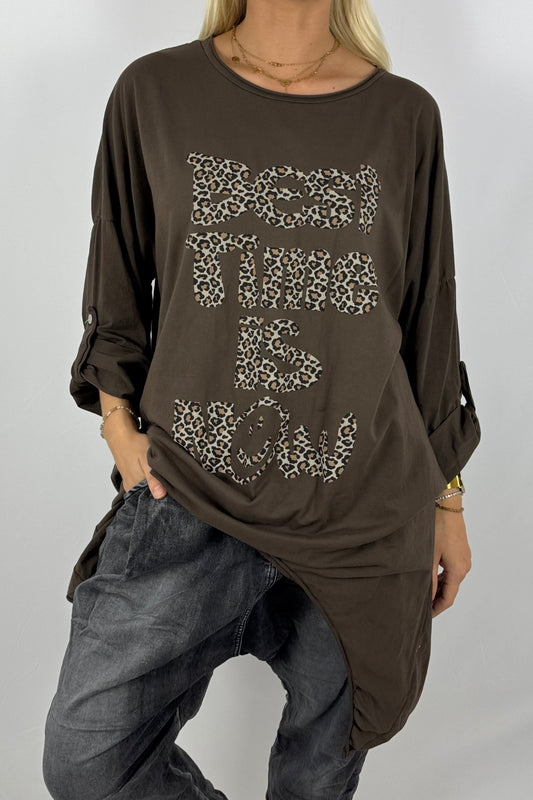Damen Longshirt „Best Time Is Now“ – Leo-Print-Schoko