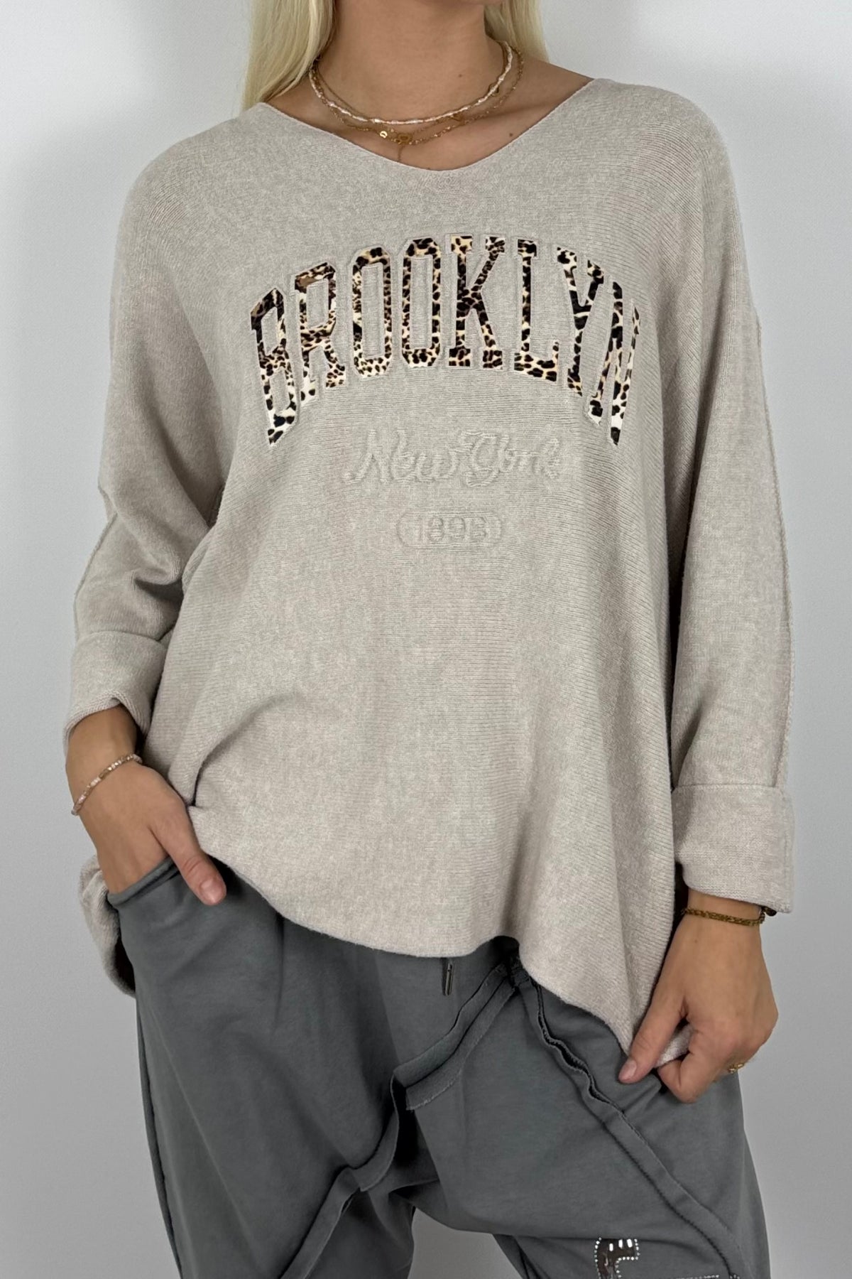 Oversize Shirt „BROOKLYN“ mit V-Ausschnitt – Beige