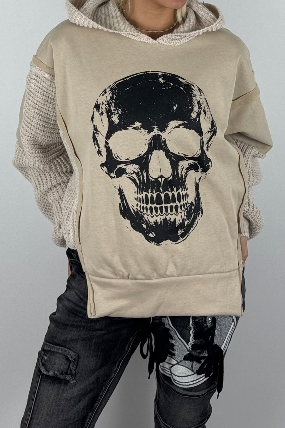 Damen-Hoodie mit Totenkopfprint und Strickdetails-Beige