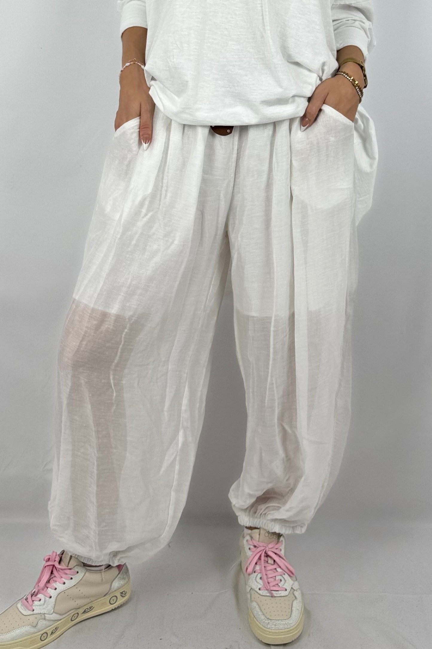 Lässige Ballonhose mit Nietengürtel-Weiß
