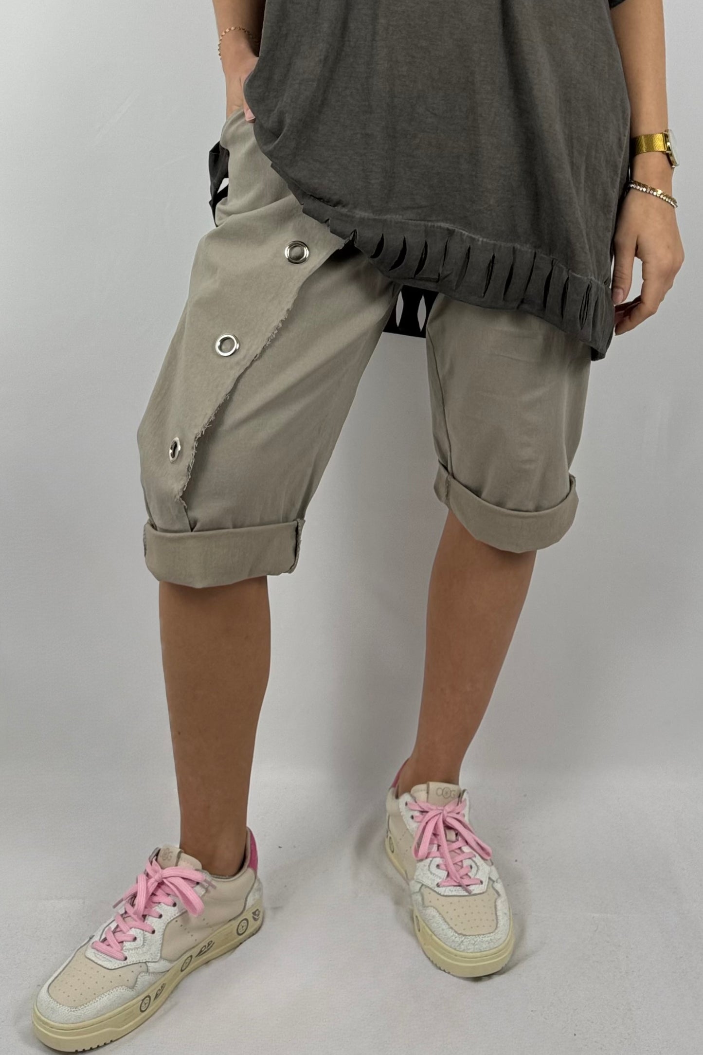 Paperbag-Shorts mit Zierösen und asymmetrischer Front- Mud