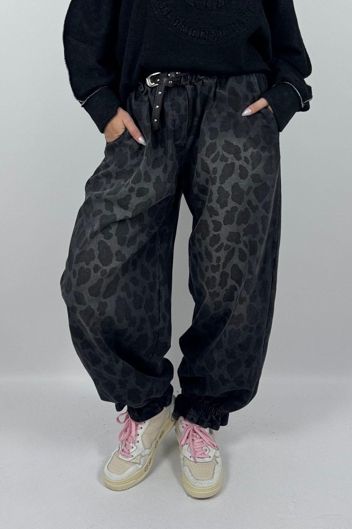Modische Damen Balloonhose mit Leo-Muster & Gürtel –Jeans Schwarz