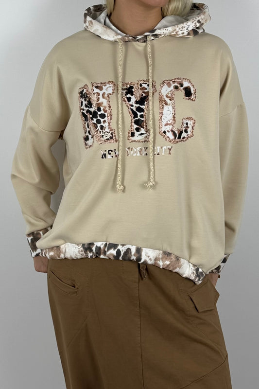 Oversize Pullover mit Kapuze & NYC Leo-Print – Beige