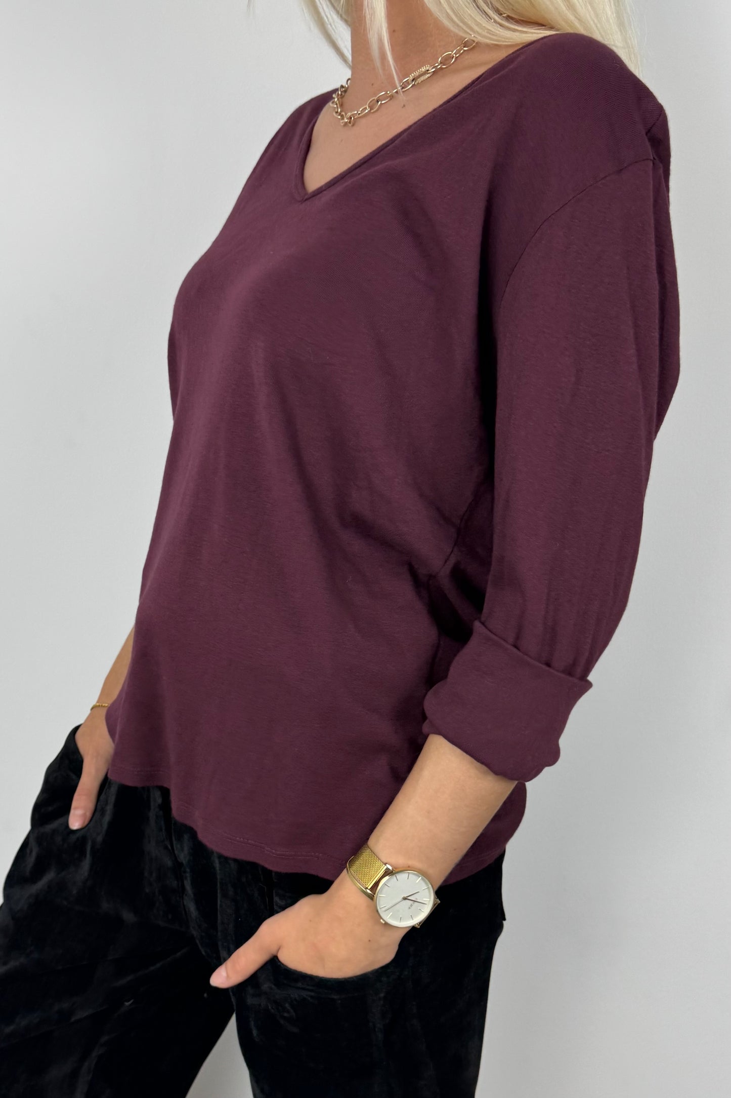 Damen Shirt mit V-Ausschnitt und gekrempelten Ärmeln