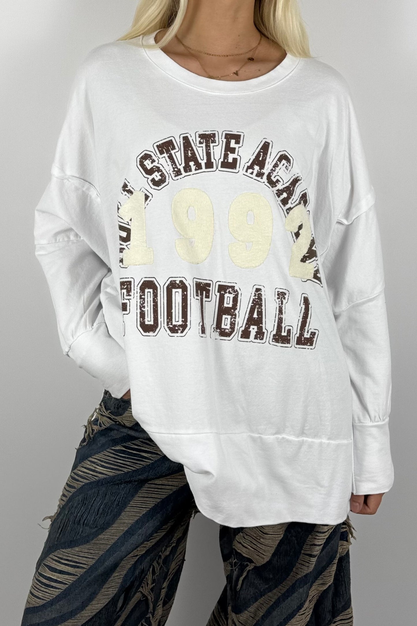 Damen Oversize Sweatshirt „1992 Football“ – College Style-Weiß