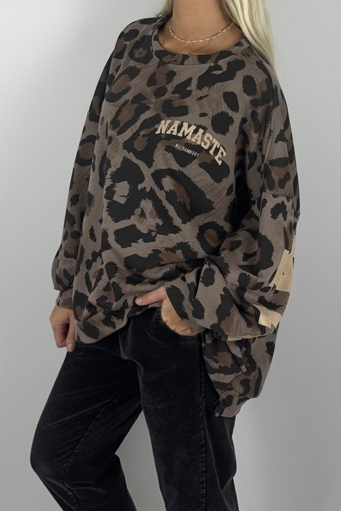 Leo Oversize Sweatshirt „Namaste“-Mud