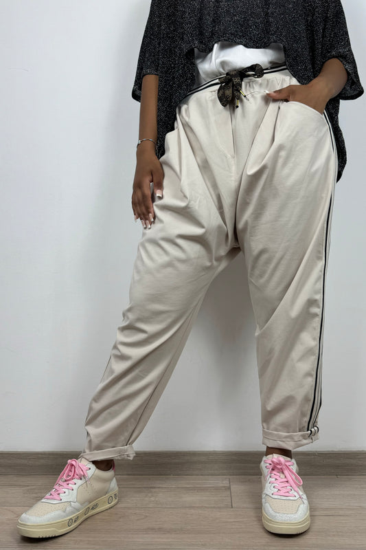 Sportlich-elegante Hose mit Galonstreifen und Bindegürtel