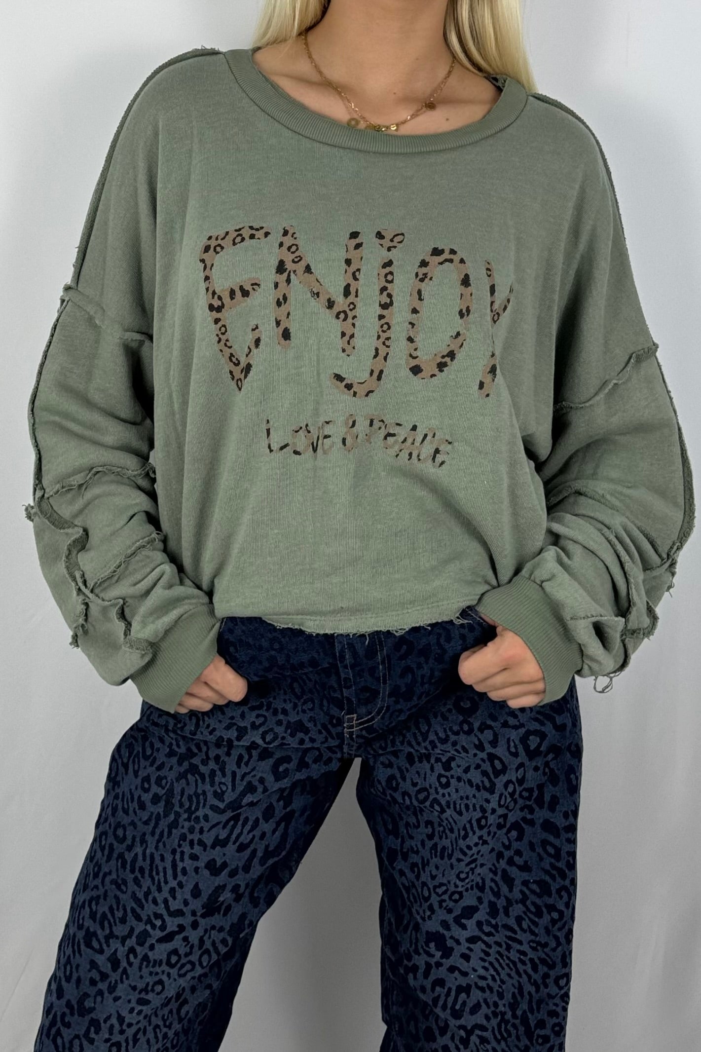 Damen Sweatshirt „ENJOY LOVE & PEACE“ – Leo Print-Khaki