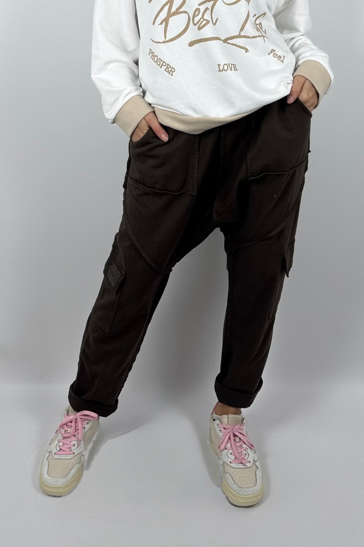 Damen-Cargohose mit tiefem Schritt und Ziernähten-Schoko
