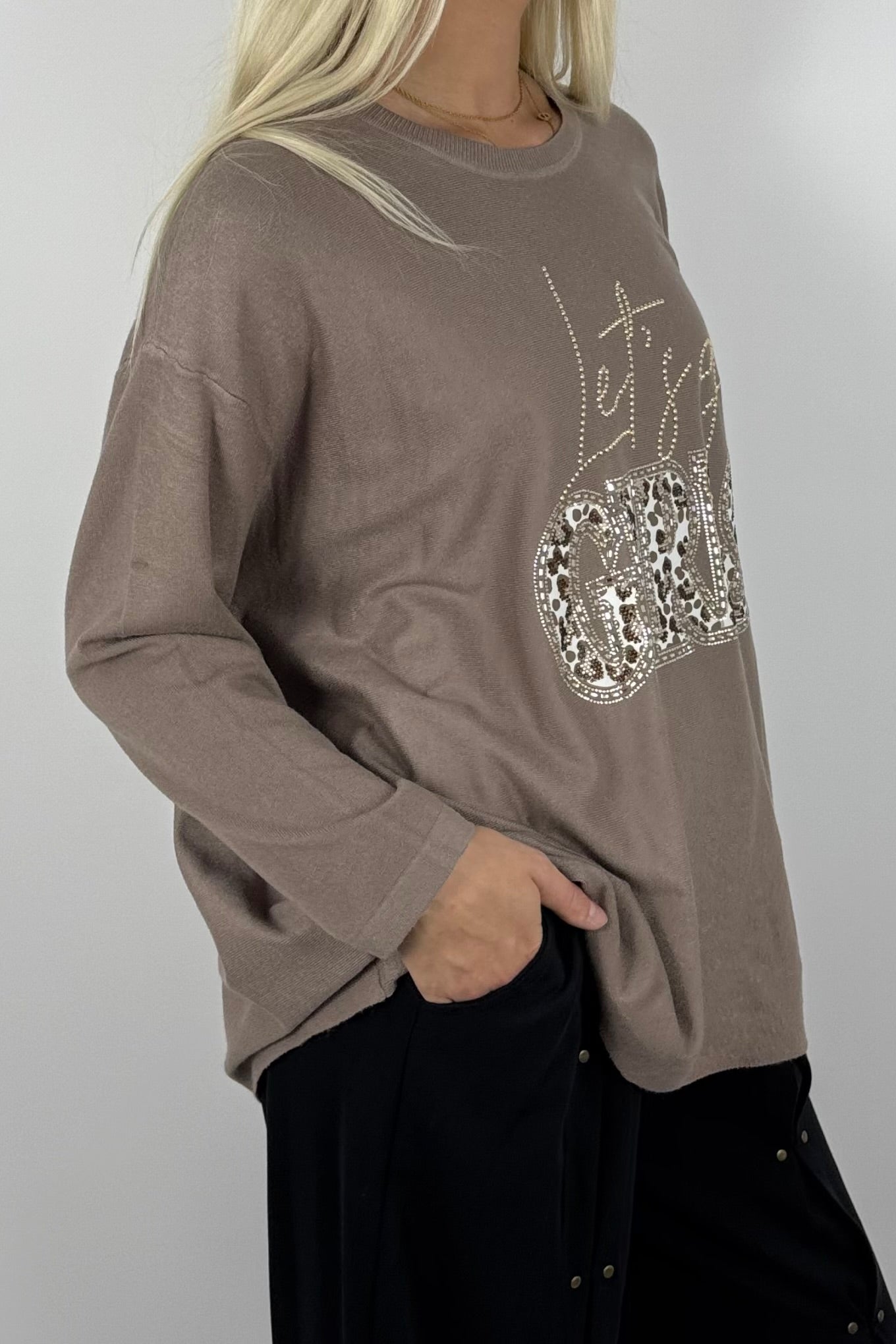 Damen Oversize Shirt „Let’s Go Girls“ mit Leo-Print & Glitzersteinen-Mud