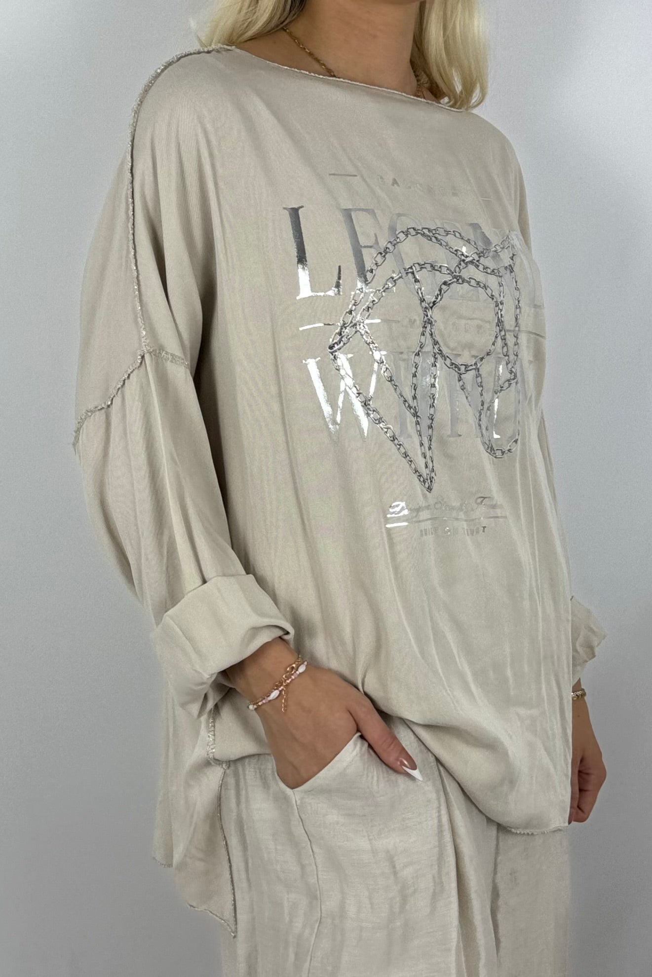 Oversize-Shirt mit Frontprint und Kettendetail-Beige